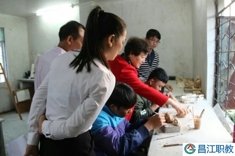 省政协领导莅临昌江县职业教育中心调研(图8) 省政协领导莅临昌江县职业教育中心调研(图8)