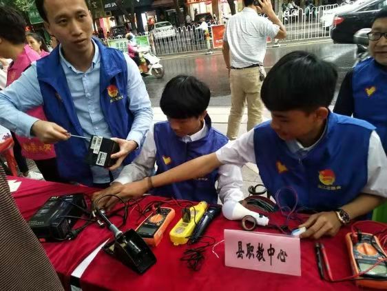 我校师生利用课余时间走入走入社区参与志愿服务(图2) 我校师生利用课余时间走入走入社区参与志愿服务(图2)