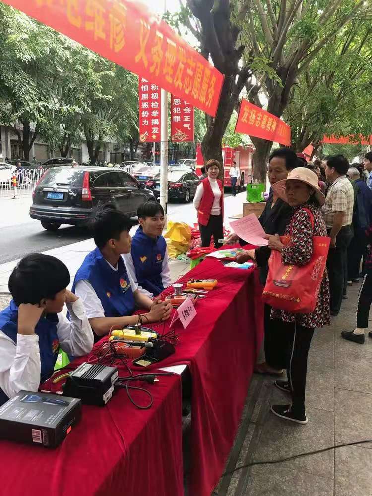我校师生利用课余时间走入走入社区参与志愿服务(图1) 我校师生利用课余时间走入走入社区参与志愿服务(图1)