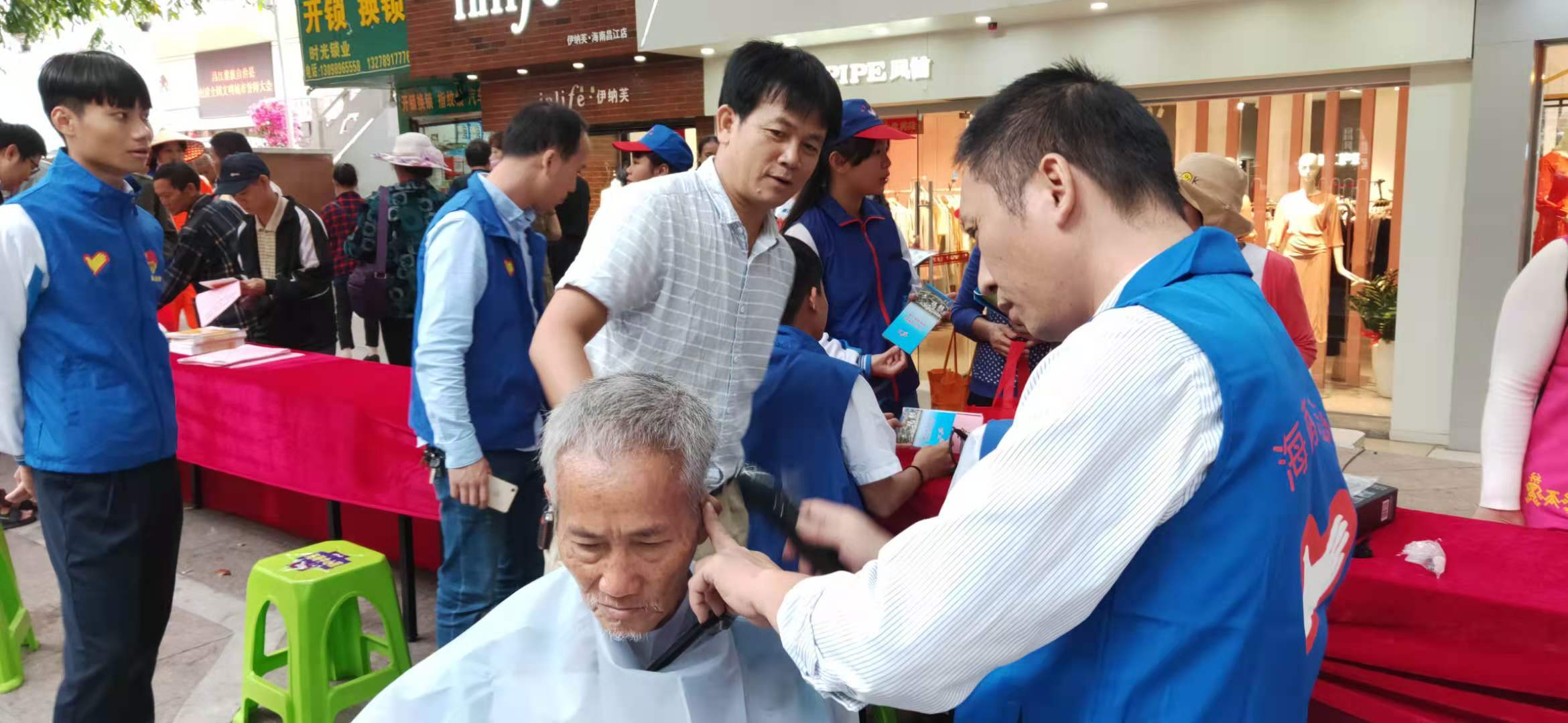 我校师生利用课余时间走入走入社区参与志愿服务(图3) 我校师生利用课余时间走入走入社区参与志愿服务(图3)