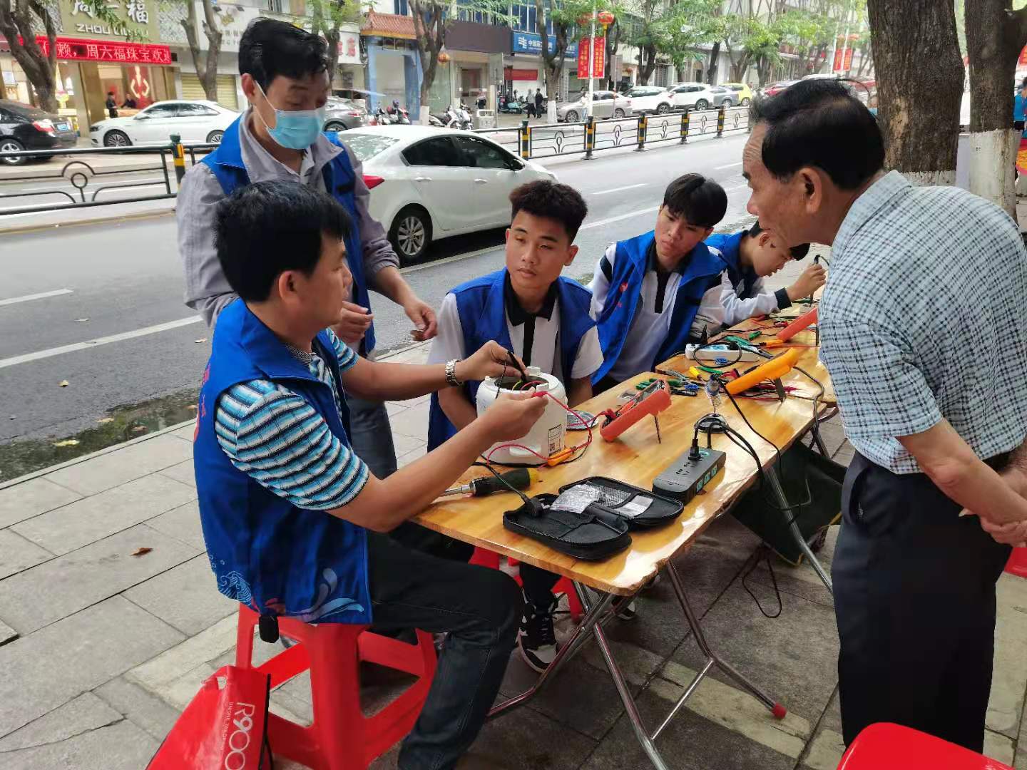 2021年昌江县职业教育中心开展义务维修活动(图1)