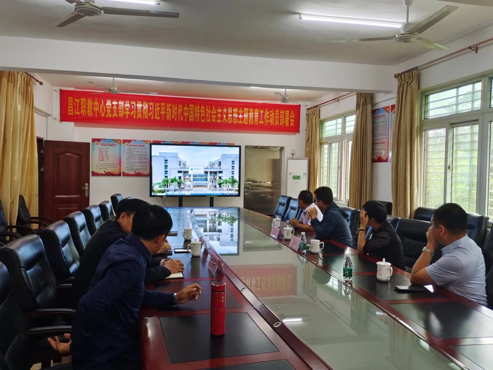 海南省民族技工学校陈晓明校长一行莅临县职教中心交流指导工作(图1)