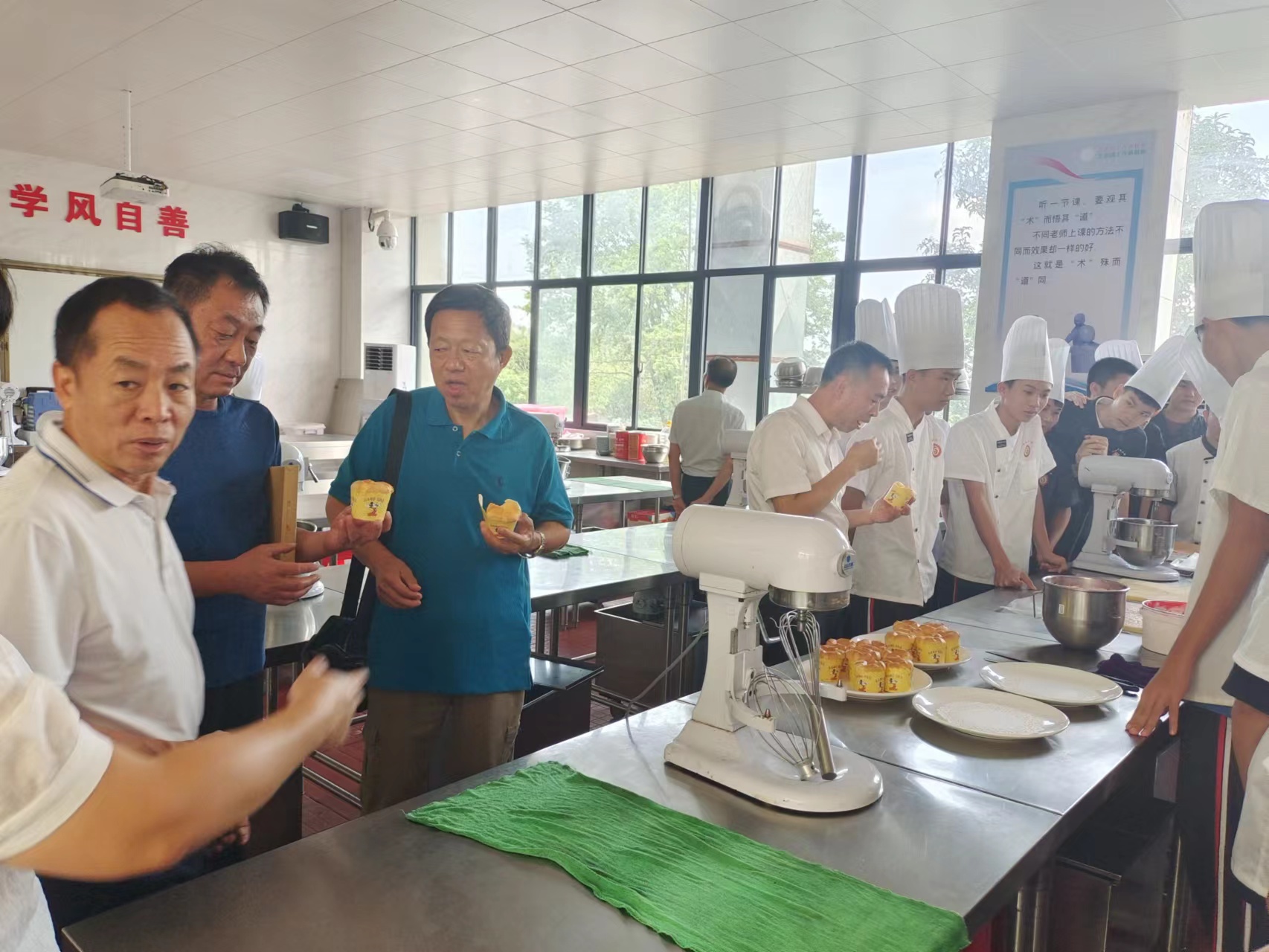 河南省濮阳市职业中专陈立新副校长一行莅临县职教中心交流指导工作(图6)